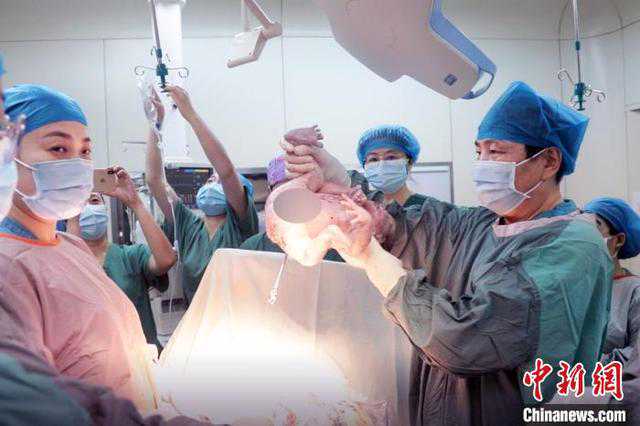 广州代生机构联系方式_冷冻十年胚胎成功“复苏”女子顺利诞下男婴